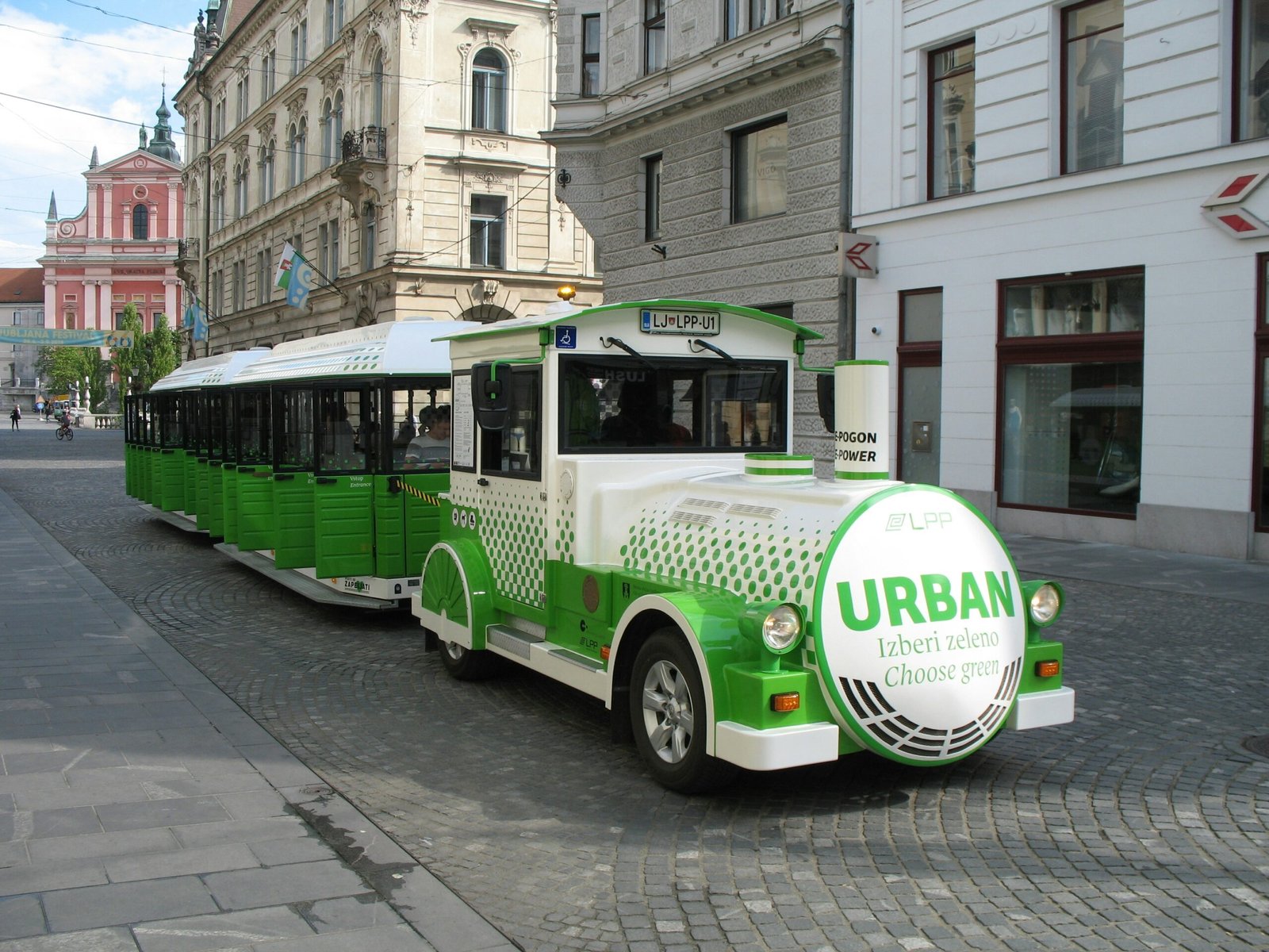 How to Travel Sustainably: Tips for Eco-Friendly Journeys